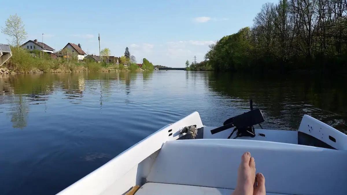 Geraumiger Wohnwagen Unter Baumen Neben Mur-Stausee Feldkirchen bei Graz Екстериор снимка